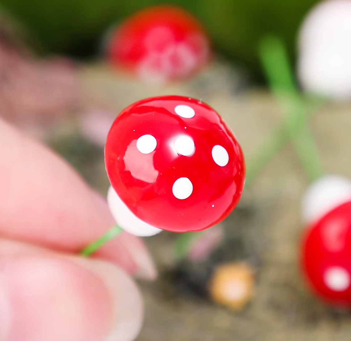 Honguitos Decorativos Realistas | Pack de 20, con Tallo Flexible de Alambre, 7 cm