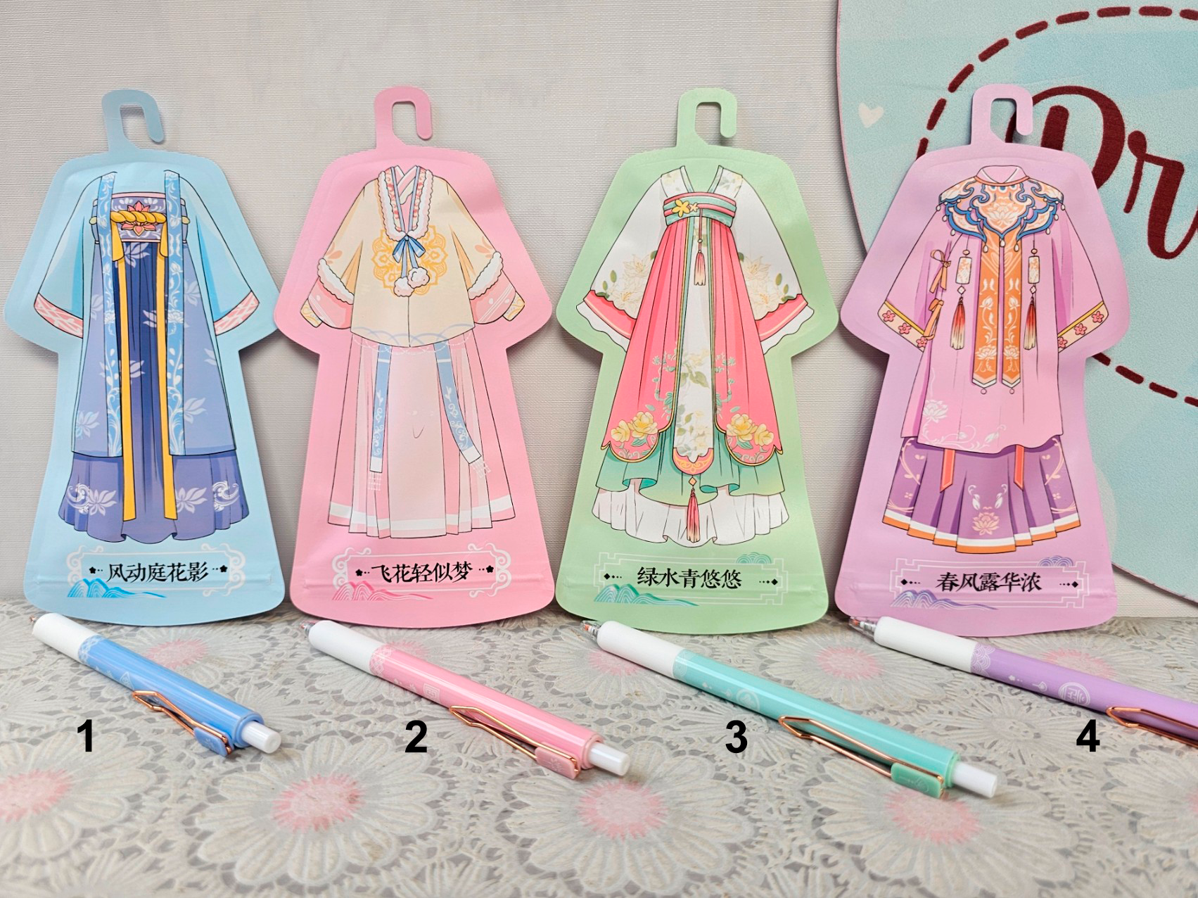 Bolígrafos Sorpresa con Bolsita de Prenda | 4 Diseños, Punta 0.5mm Negro