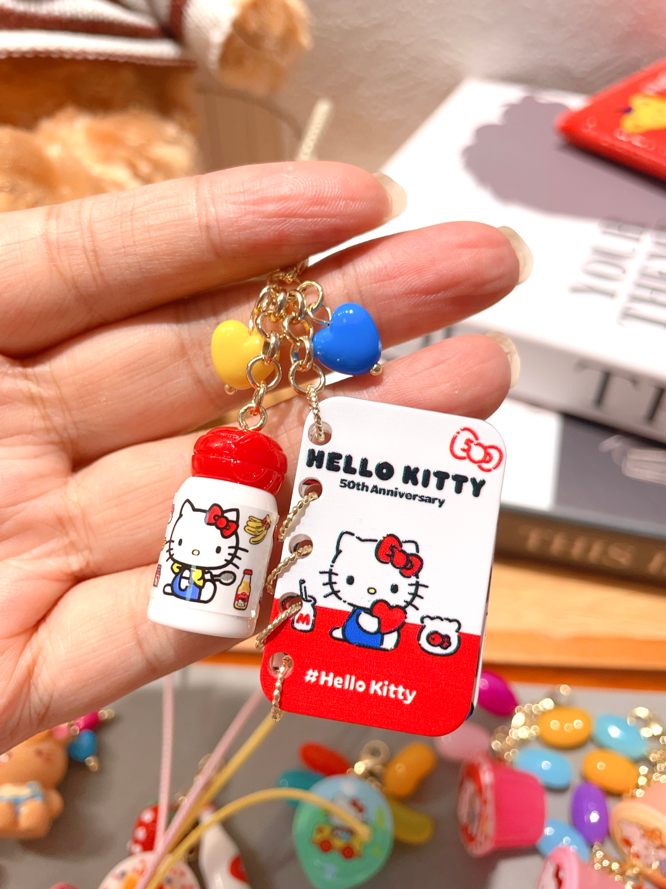 Adorno de Acrílico Hello Kitty Clásico | Con 5 Perforaciones para Llavero, Flip Book o Decoración