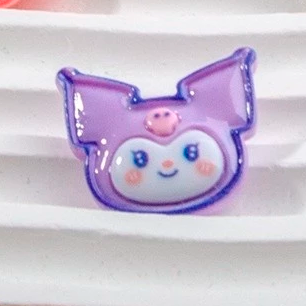 Aplique de Resina Kuromi Brillante | 2.4 x 2.1 cm, para Personalizar Organizadores, Diarios y Accesorios